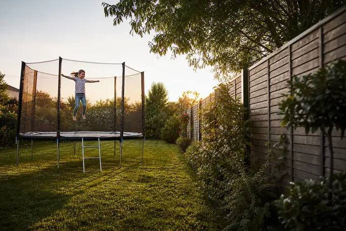 À quelle distance installer un trampoline de la clôture du voisin ?