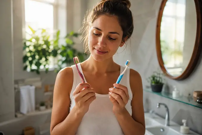 Combien de temps garder sa brosse à dents avant de la changer, et quels signes montrent qu'il faut le faire plus tôt ?