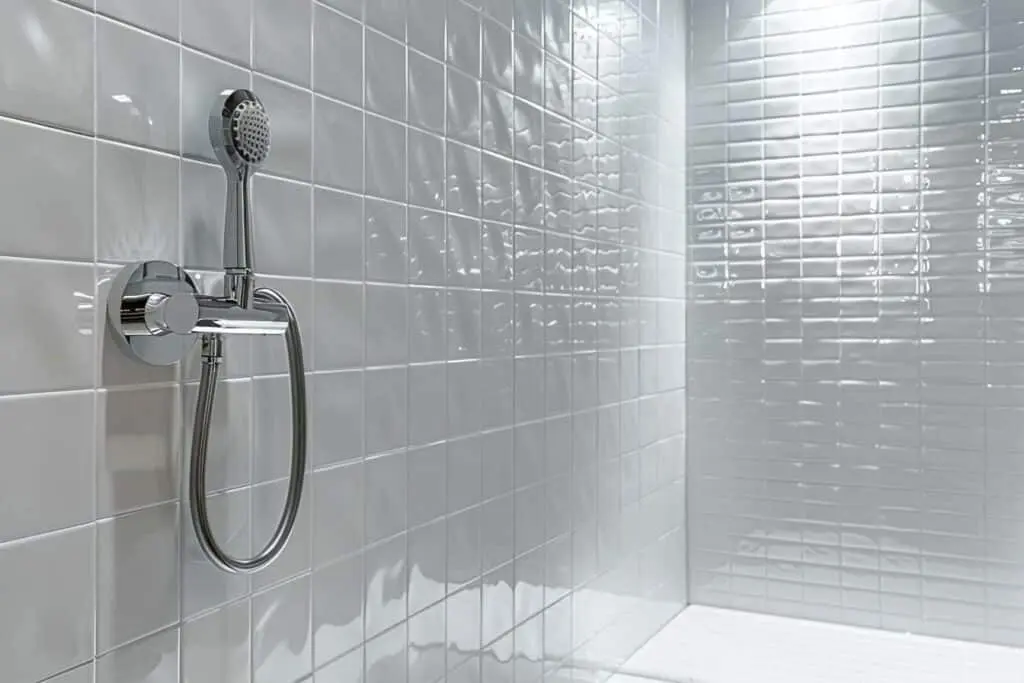 Comment combiner céramiques et accessoires dans une salle de bain humide ?