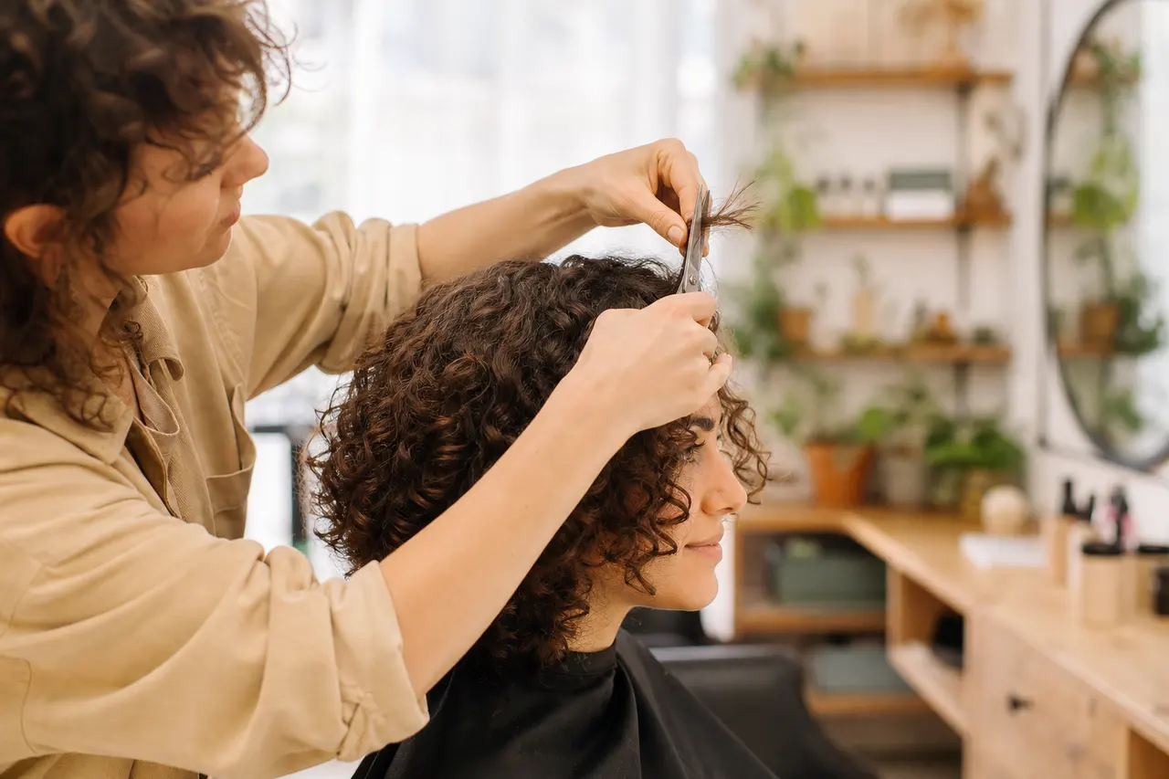 Comment couper cheveux bouclés ?