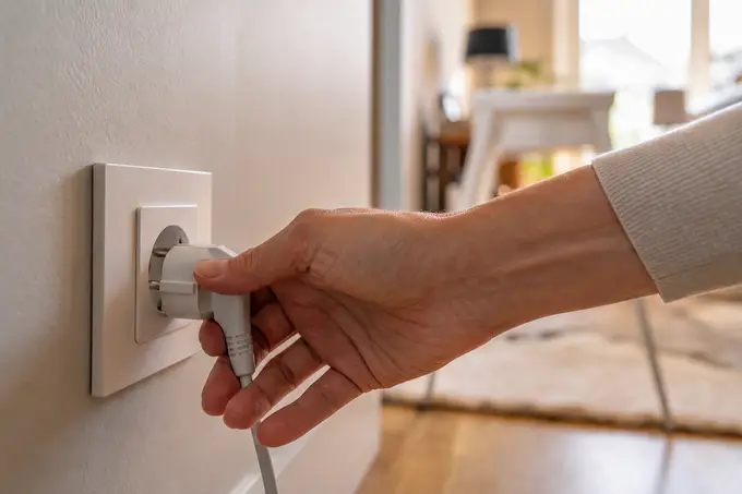 Comment savoir si une prise électrique est aux normes : les signes qui doivent vous alerter
