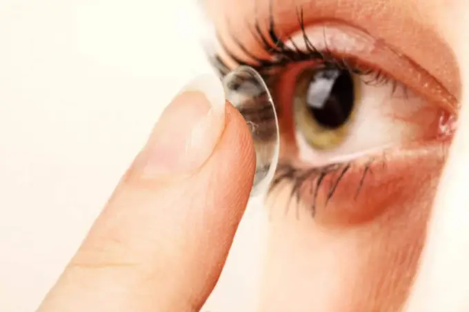 Faire attention en manipulant ses lentilles de contact