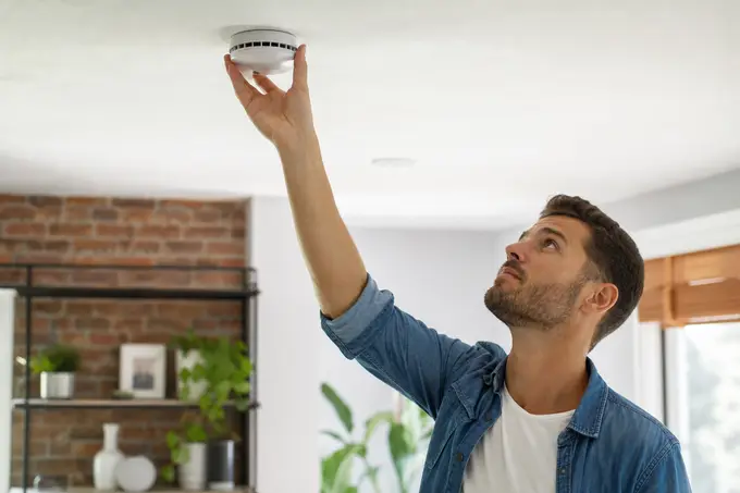Le détecteur de fumée est-il obligatoire, et qui doit l'installer : locataire ou propriétaire ?