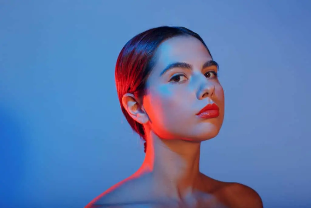 L’impact de la lumière bleue sur la peau : mythes et réalités