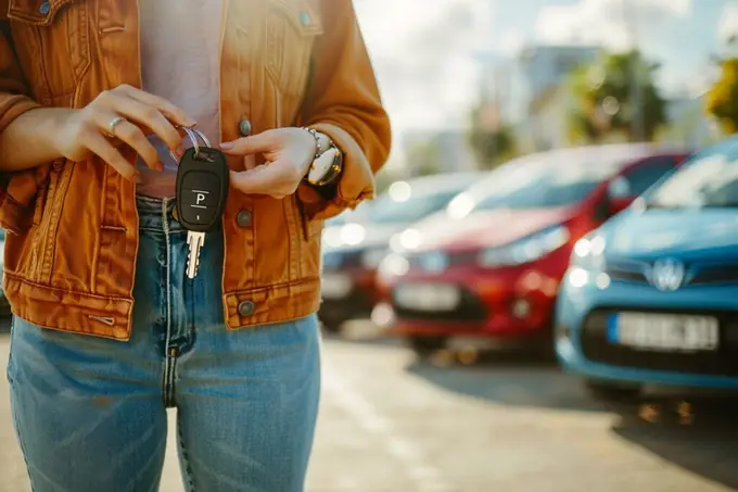 Quelles sont les astuces pour économiser sur la location de voiture ?