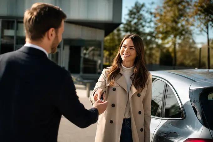 Véhicule de courtoisie après un accident : qui doit le fournir, et pendant combien de temps ?